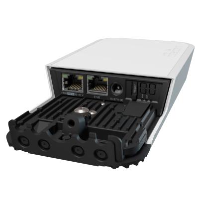 Точка доступа MikroTik RBwAPG-5HacD2HnD вид внутренних разъёмов