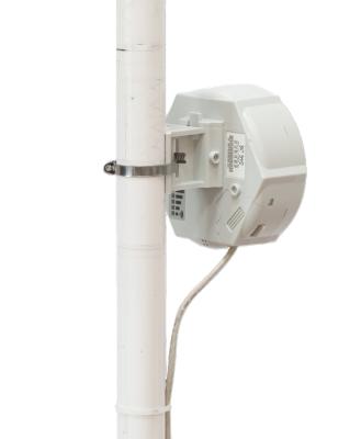 Радиомаршрутизатор MIKROTIK RBSXTG-5HPacD-SA, вид на стойке