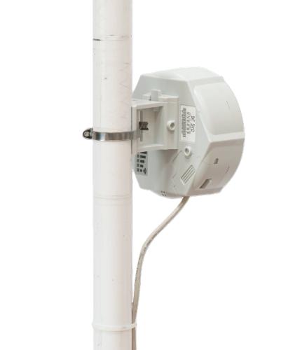 Радиомаршрутизатор MIKROTIK RBSXTG-5HPacD-SA, вид на стойке