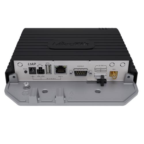 Точка доступа MikroTik LtAP-2HnD&FG621-EA, вид на разъёмы